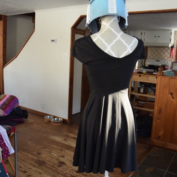 Perfect little black dress - Picture 2 of 7